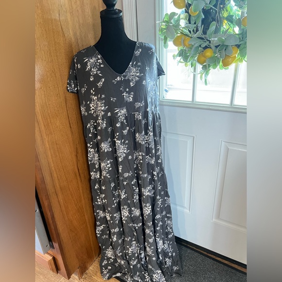 Wonderly Dresses & Skirts - Wonderly Gray Floral Maxi Sundress V-Neck Short Sleeve